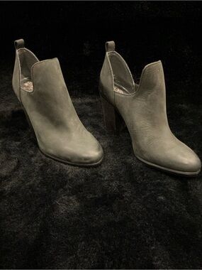 Vince Camuto Gigietta Green Suede High Heel Ankle Booties Size 6.5